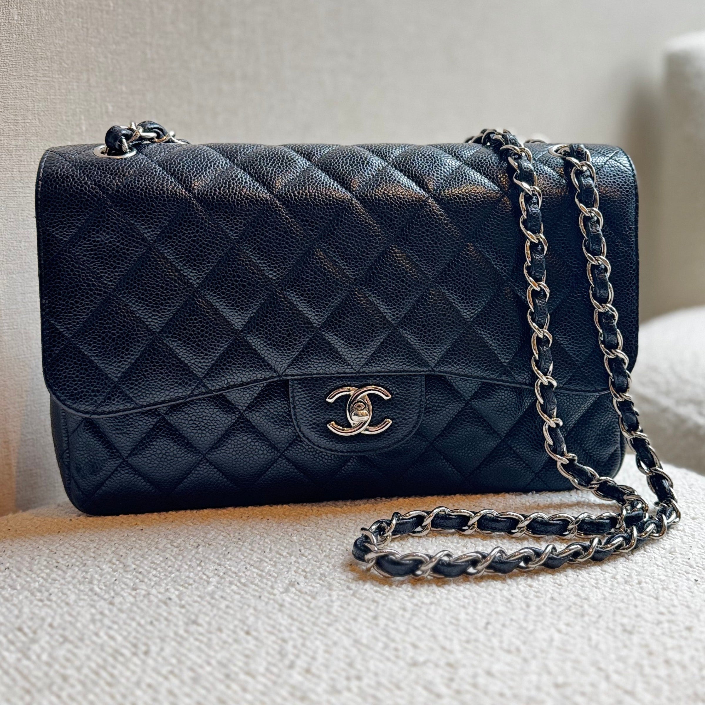 Chanel Jumbo Flap Bag zilverkleurige CC turnlock hardware detail